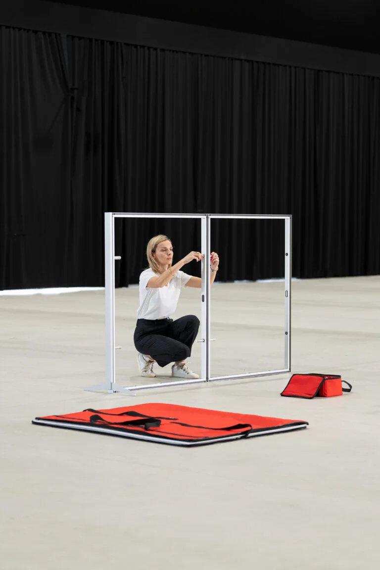 1-modulowe-stoiska-targowe-Clever-Frame-montaz-768x1152