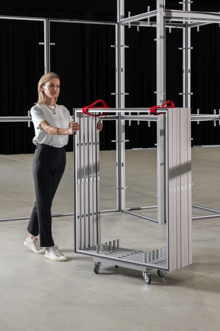4-modulowe-stoiska-targowe-Clever-Frame-montaz-768x1152 (1)