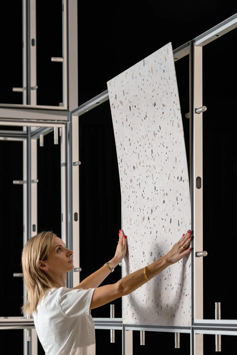 5-modulowe-stoiska-targowe-Clever-Frame-montaz-768x1152