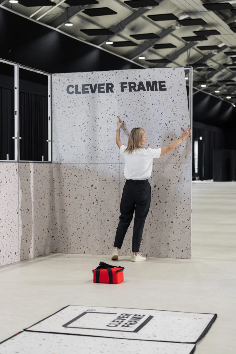 6-modulowe-stoiska-targowe-Clever-Frame-montaz-768x1152