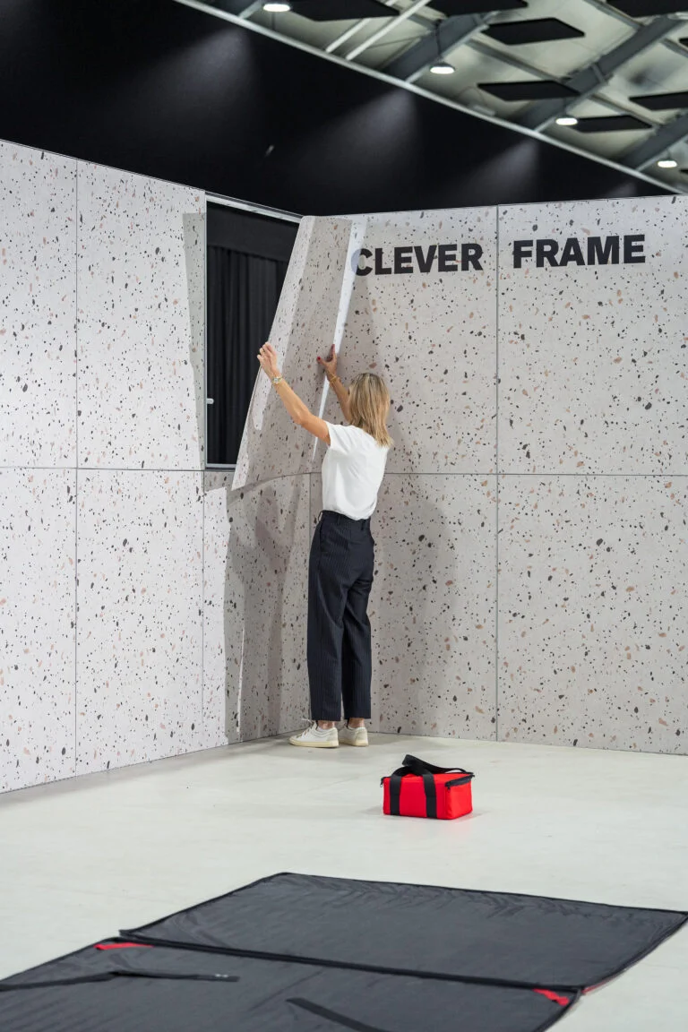7-modulowe-stoiska-targowe-Clever-Frame-montaz-768x1152
